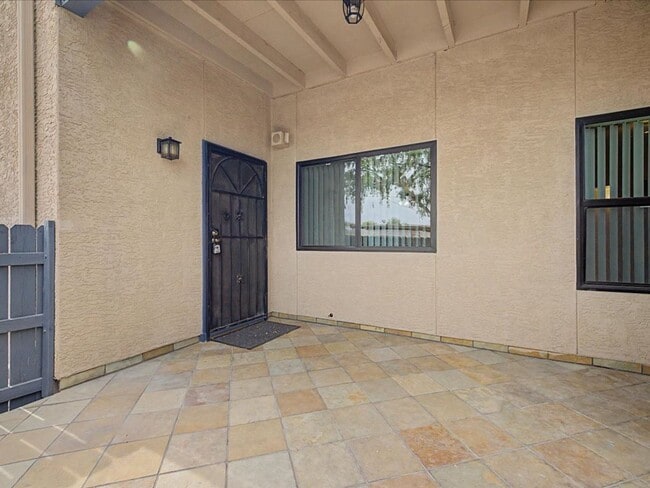 Building Photo - 2 Bedroom 2 Bathroom with Community Pool and Spa!