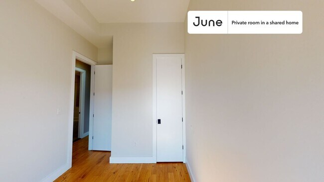 Building Photo - Private bedroom in 5 bed/2 bath Home