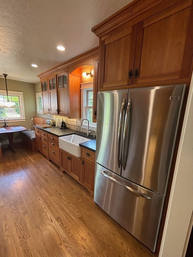 Building Photo - 2 Bedroom 1 Bathroom Updated Furnished* Si...
