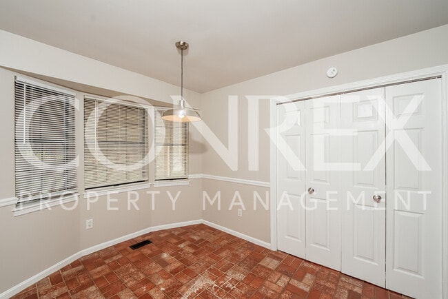Building Photo - Charming 3 Bedroom