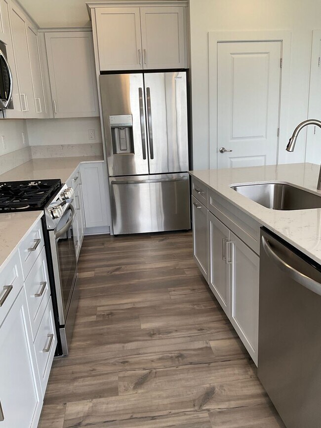 Foto del edificio - PRICE DROP!  Enjoy this New home in Eagle Ridge!