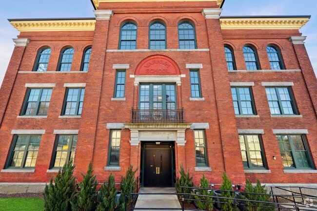 Building Photo - The Varnum