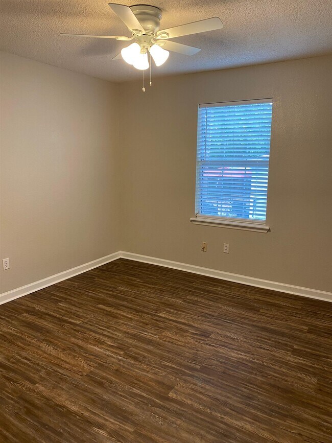 Foto del edificio - 2341 Garland Ct
