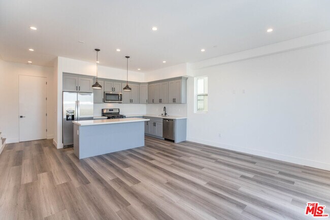 Building Photo - 525 S Normandie Ave