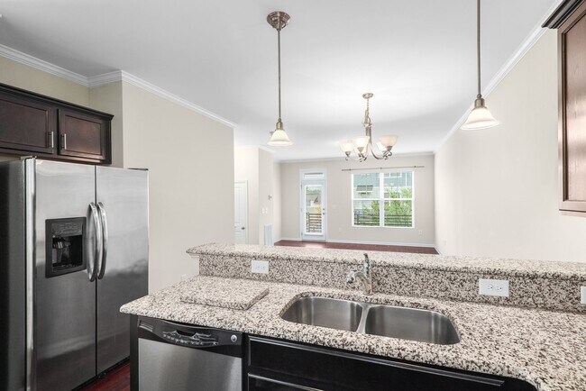 Foto del edificio - 3 BR Townhome in Prime Wade Ave location-W...
