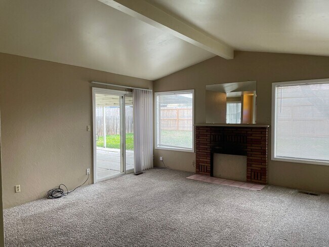 Foto del edificio - Nice 3 Bedroom 1.5 Bathroom Home w/Large fully Fenced Back Yard