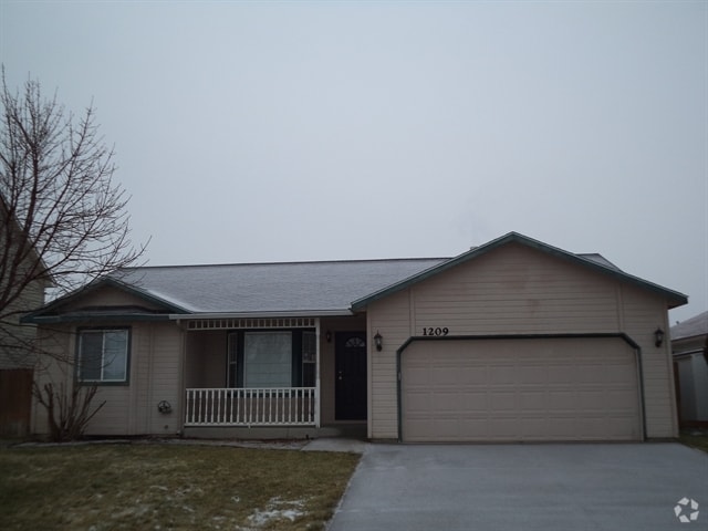 Building Photo - 1209 Falcon St