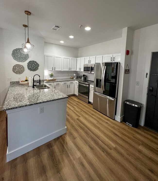 Building Photo - Rowandale 206-21