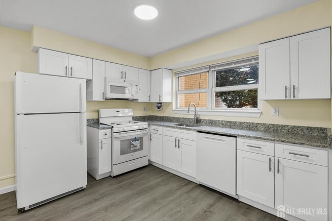 Building Photo - 400 Cranbury Rd