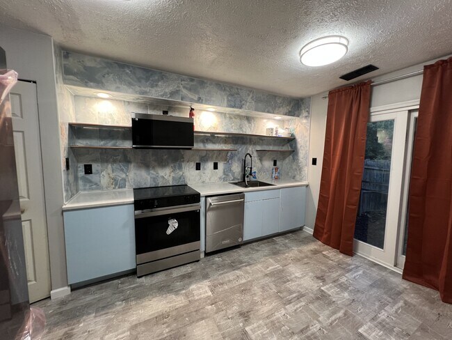 Foto del edificio - 6106 Hoskins Hollow Cir