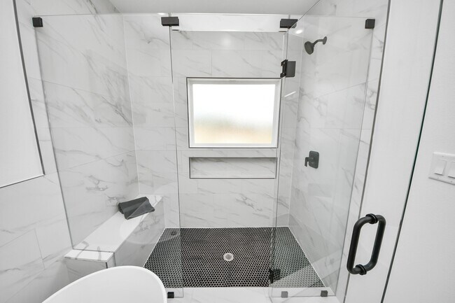 Foto del edificio - 2434 Harrington St