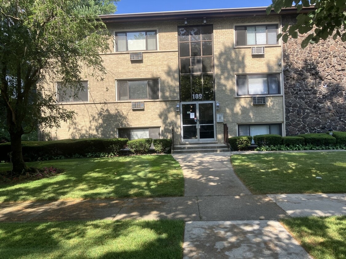 Primary Photo - 109 S Elmwood Ave