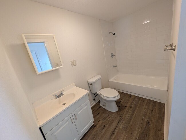 Foto del edificio - 230 Mystic Lake Dr N