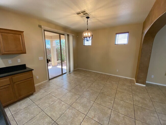 Building Photo - Wonderful 3 bed/2.5 bath home located in the South End of Vegas