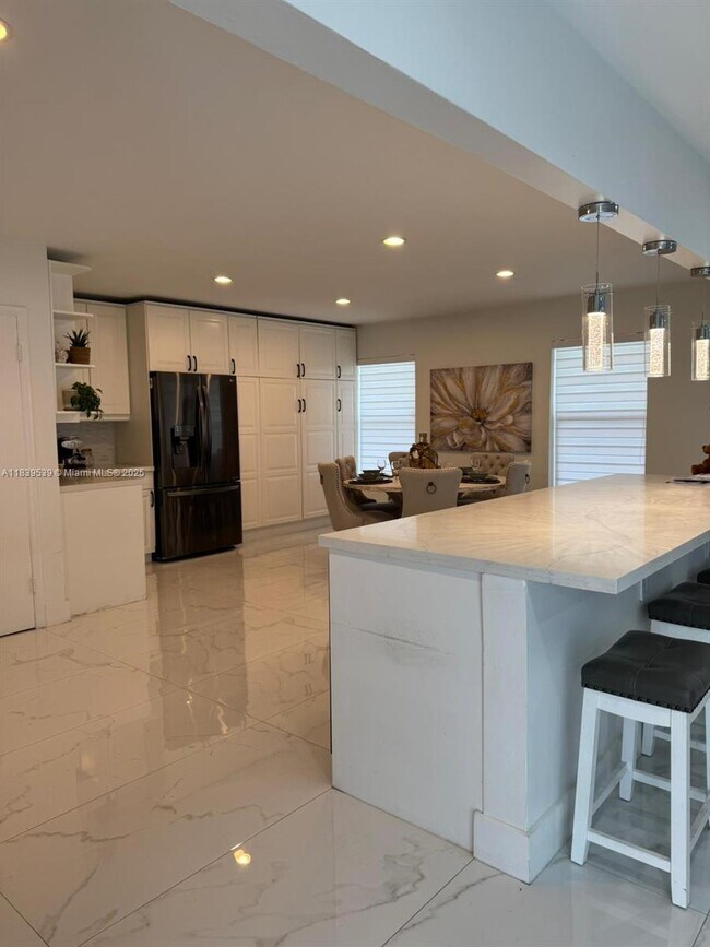 Building Photo - 9720 Bel Aire Dr