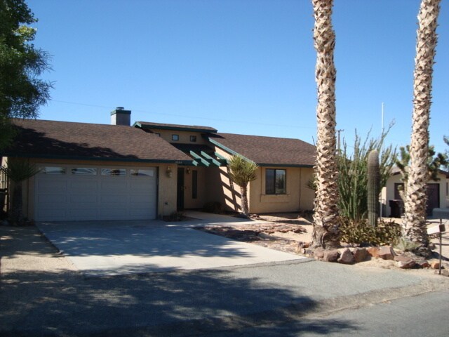 Foto principal - Beautiful Rustic Home in 29 Palms Coming S...