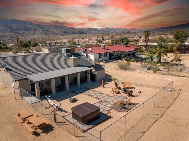 Foto del edificio - Boho Style 4 Bedroom 2 Bath Home, Fully Furnished