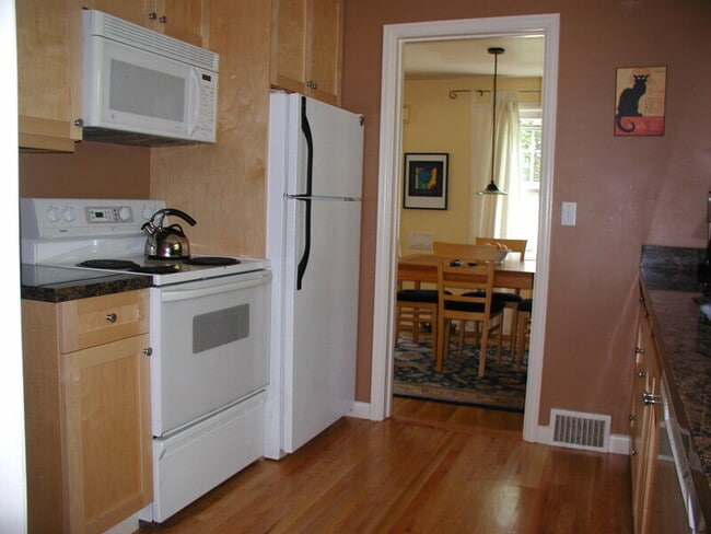 Building Photo - 6820 Ravenna Ave NE