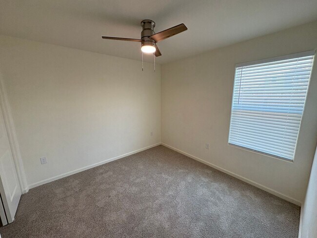 Foto del edificio - SE Visalia home with solar move in ready