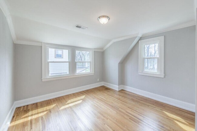 Building Photo - 4 Bedroom Charming Home in Historic Glenwood!