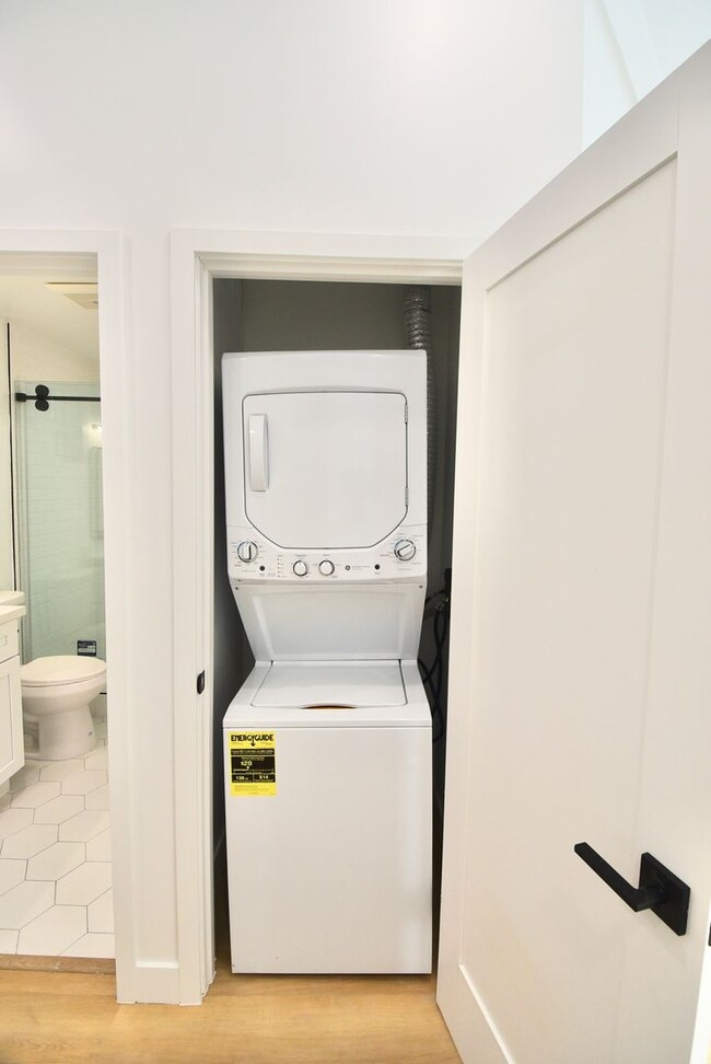 Building Photo - 10839 Moorpark St