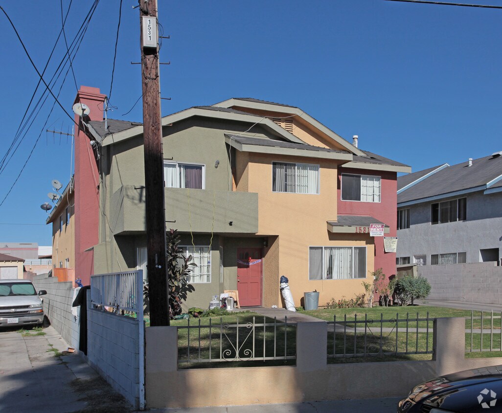 Building Photo - Red Curb
