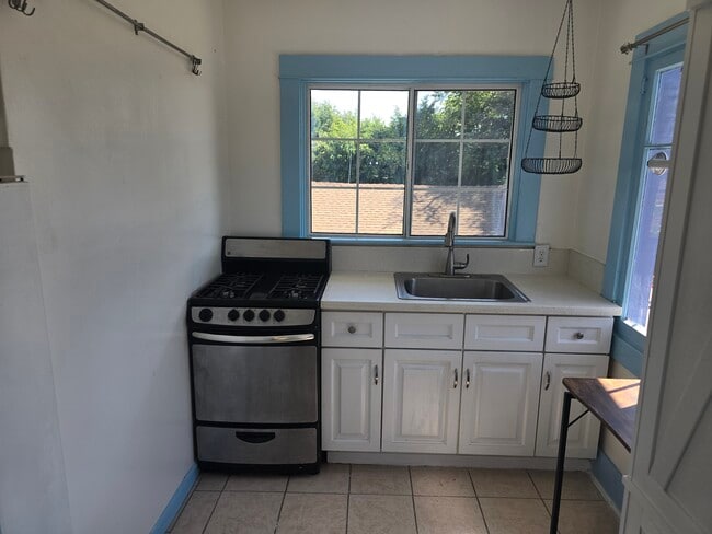 Building Photo - 976 Manzanita St
