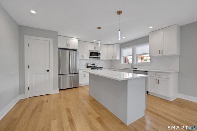 Building Photo - 20 Bouton St