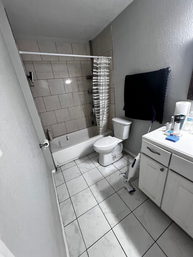 Photo - 2214 Lavern St Apartment