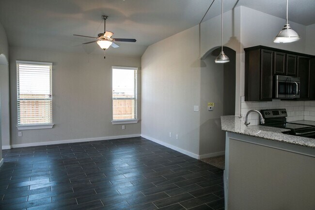 Foto del edificio - LUXURY TOWNHOME LOCATED IN PECAN PARK, BASTROP, TEXAS!