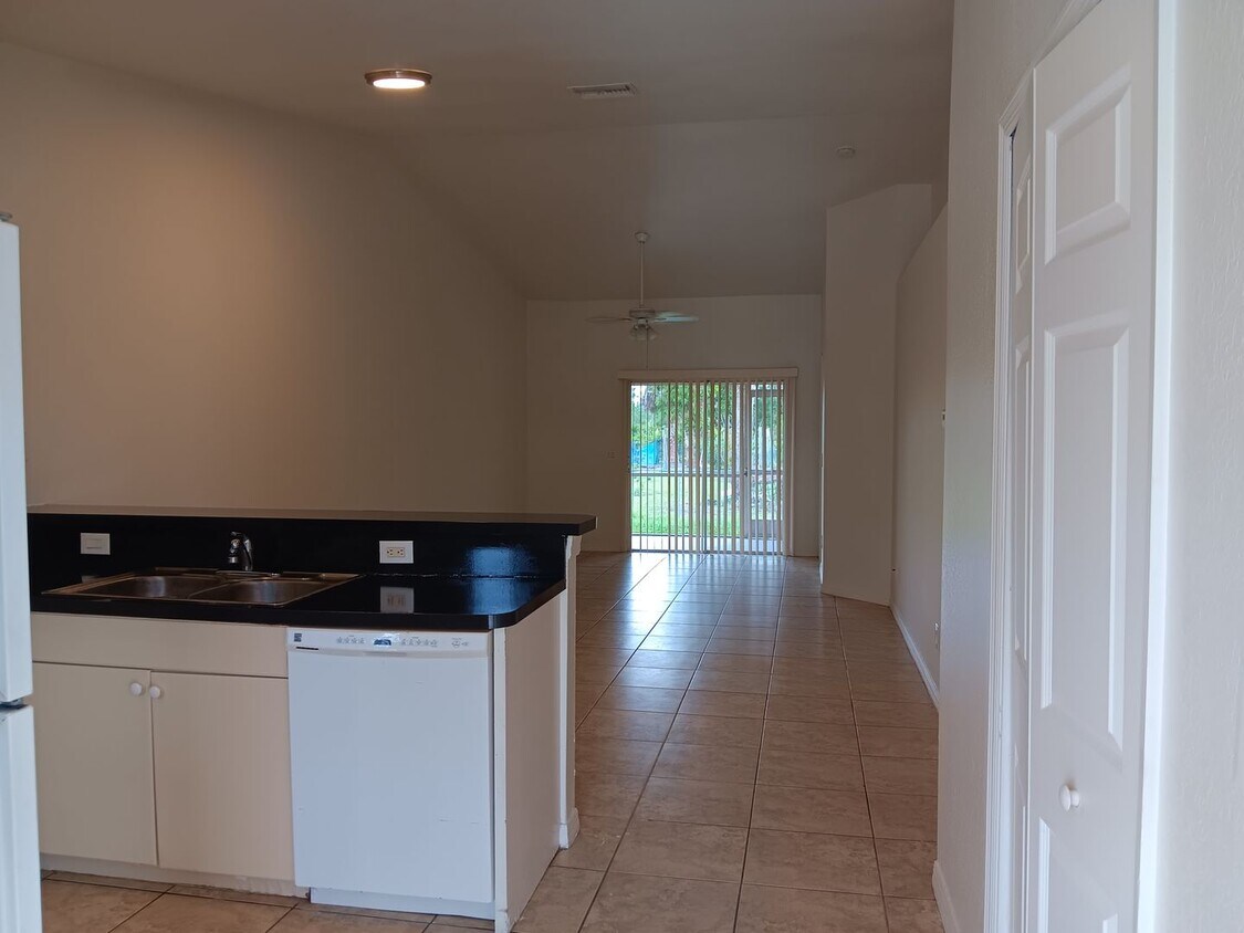 Primary Photo - 3 BED 2 BATH DUPLEX FOR RENT