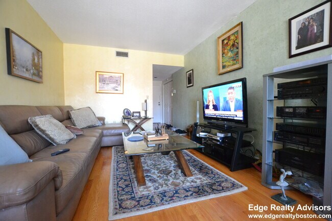 Foto del edificio - 59 Brainerd Rd