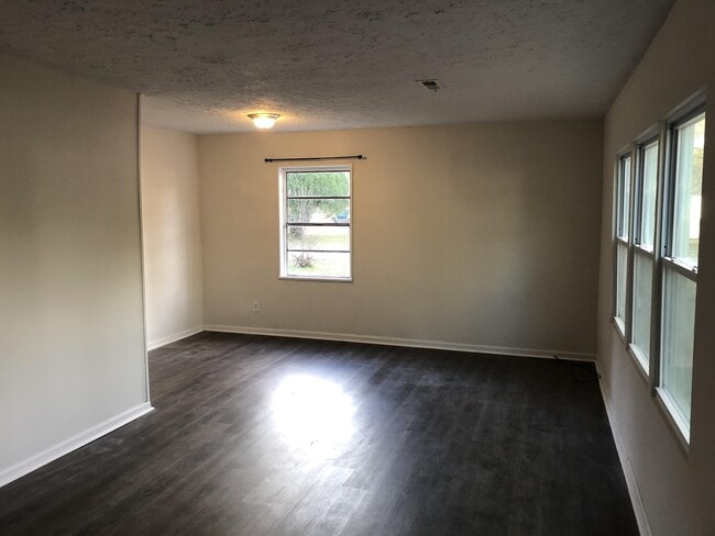 Building Photo - 625 Camellia Cir