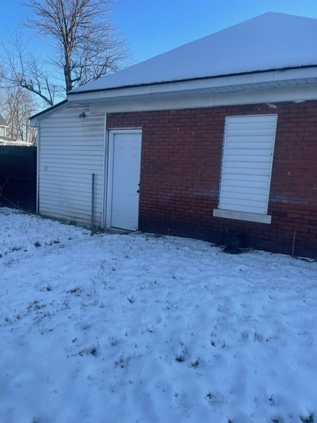 Building Photo - 3 bedroom, 2.5 bath - Modern Home in Wyandotte!