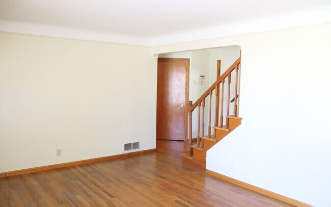 Building Photo - 3 Bed 1.5 bath Single Family Home