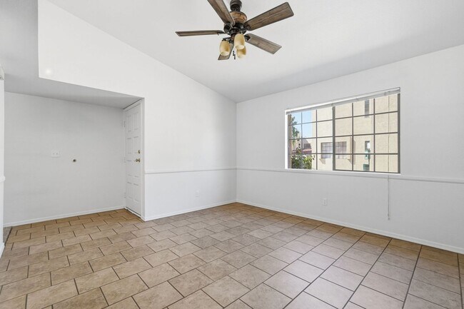 Building Photo - Two Bedrooms! 1 Car Garage!