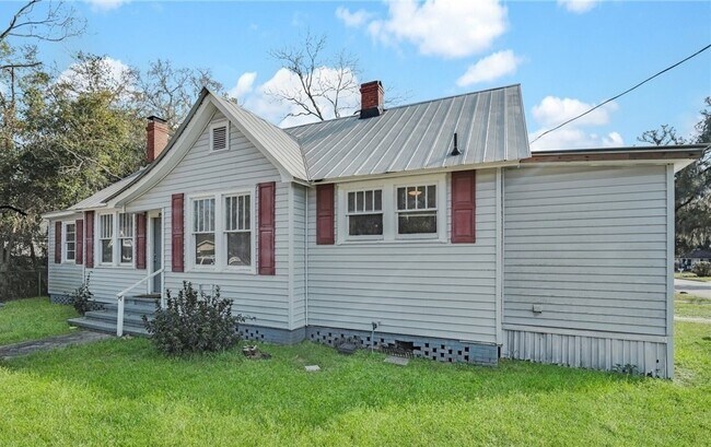 Casa principal 3 habitaciones 1 baño - 2101 Delesseps Ave