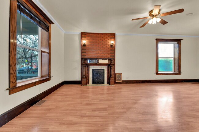 Foto del edificio - $2,900, 3-bed, 2 bath victorian home with a fenced yard and $300 off the first month's rent.