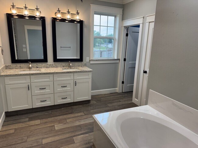 Foto del edificio - Modern 3-bed/2-bath!