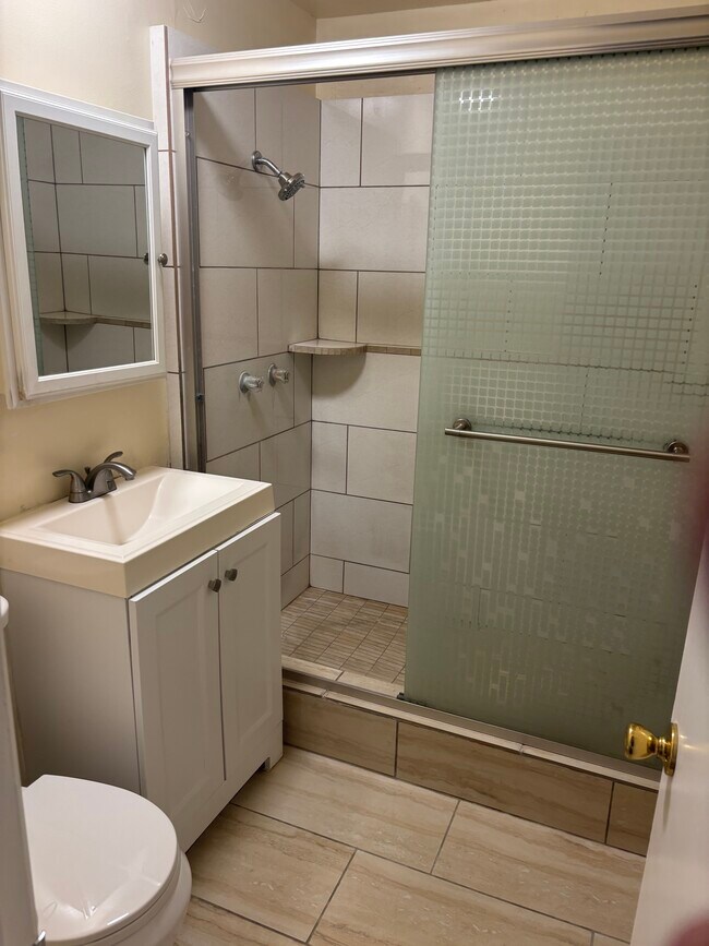 Foto del edificio - 15903 Halldale Ave