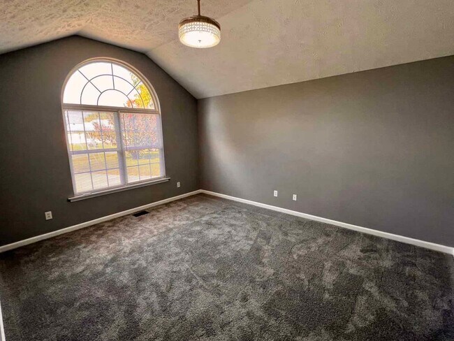 Building Photo - 3 Bed 2 Bath Home, Huge Fenced Backyard!
