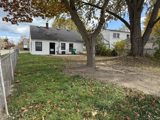 Foto del edificio - 22861 Rosalind Ave