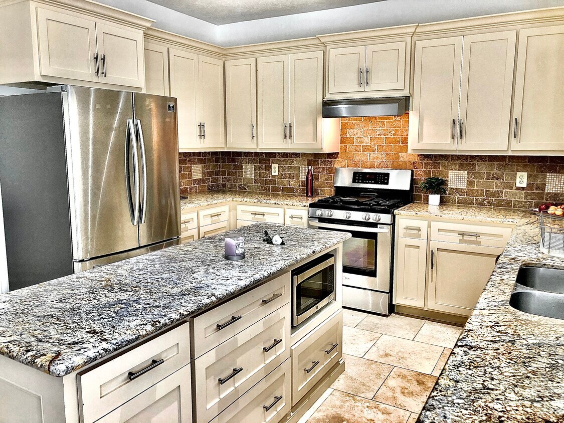 SS appliances, 42 inch cabinets. - 10706 Allens Landing Dr