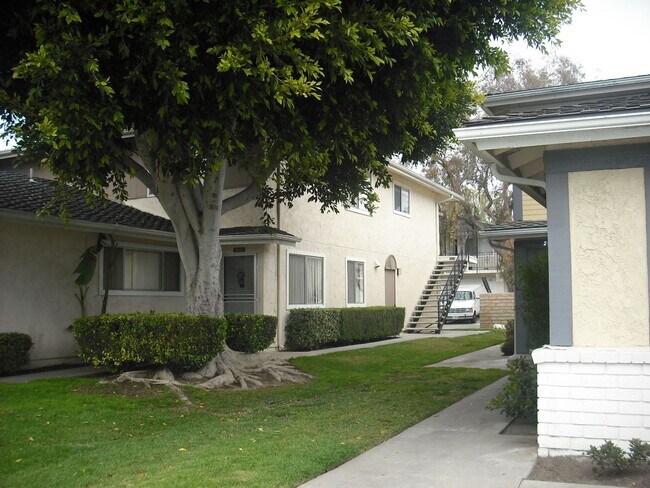 Building Photo - Move Right In - Nicely upgraded single story condo