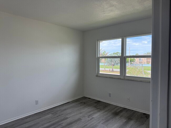 Building Photo - 1536 SE Royal Green Cir