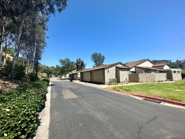 Building Photo - Lovely 3 bedroom 2 bath townhome In the Allied Gardens!