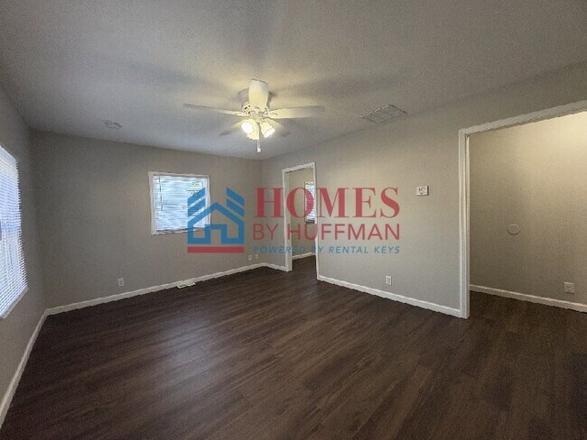 Building Photo - Two Bedroom Duplex | North Side Location