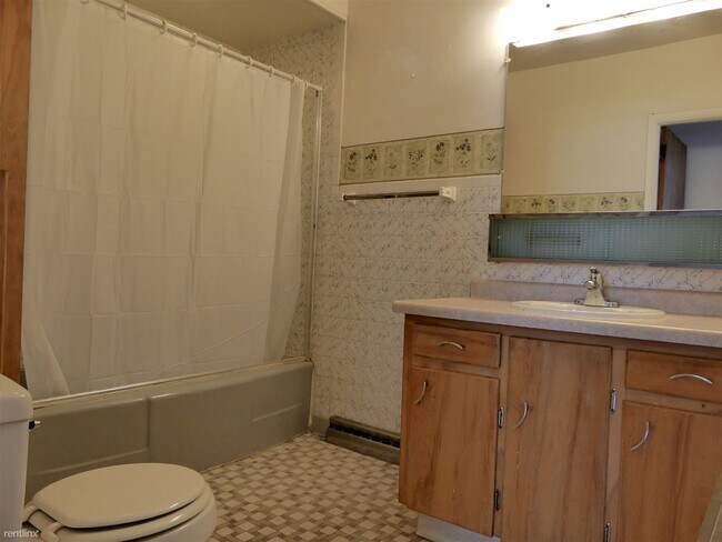 Building Photo - 7 br, 2 bath House - 3015 W Main St 3015 W...