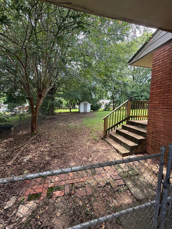 Foto del edificio - ** 3 bed 1 bath located in Forest Hills **...