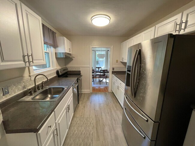 Building Photo - Lovely 3 Bedroom home